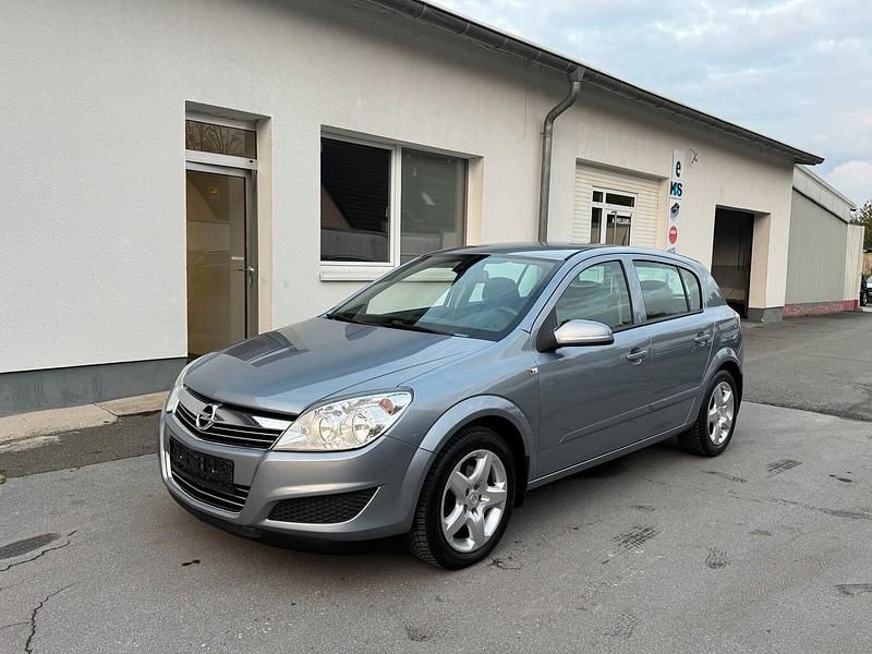 Grau Gebraucht 2007 Opel Astra Limousine | 3.990 € (Etwas zu teuer) - Bild 1/4