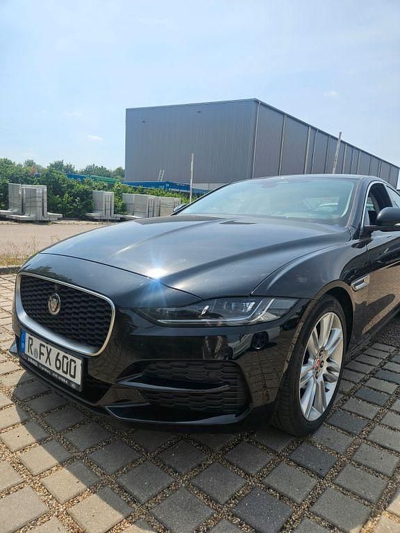 Schwarz Gebraucht 2021 Jaguar XE SE Limousine | 20.990 € (Fairer Preis) - Bild 1/4