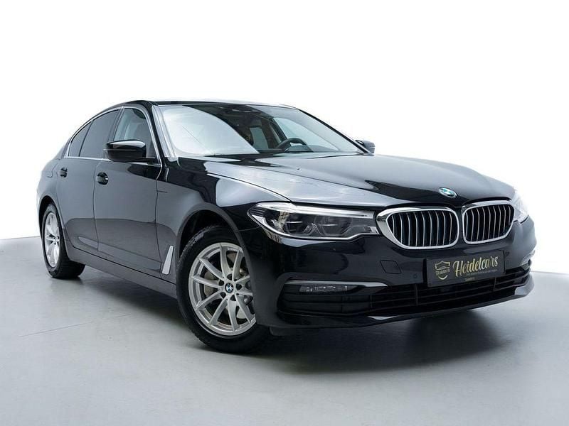 Black sapphire metallic Gebraucht 2020 BMW 530 iPerformance Limousine | 26.990 € - Bild 1/4