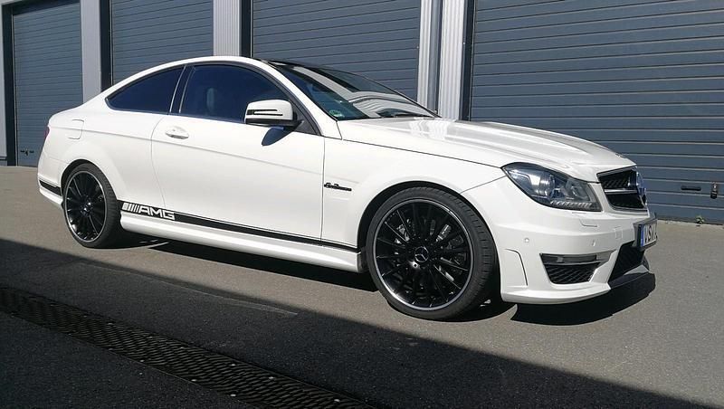 Weiß Gebraucht 2011 Mercedes C63 AMG AMG Coupé | 47.000 € - Bild 1/4