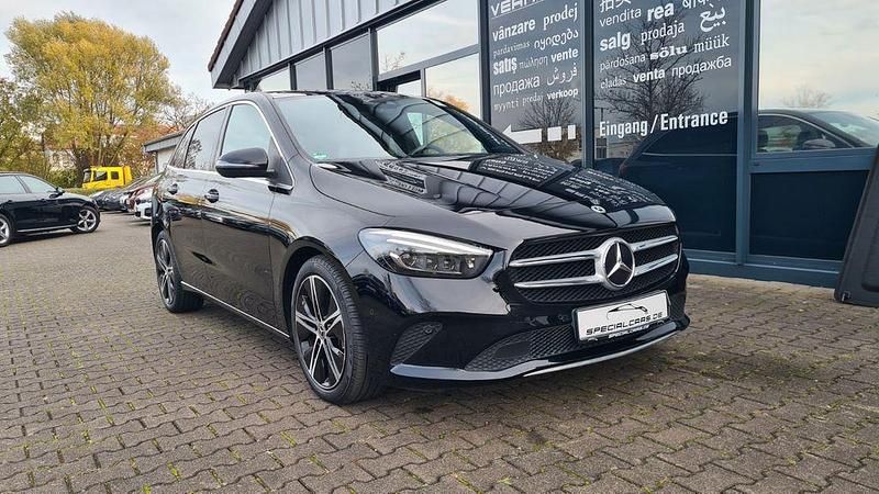 Kosmosschwarz Gebraucht 2021 Mercedes B200 Van / Kleinbus | 22.990 € (Guter Preis) - Bild 1/4