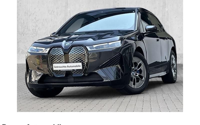 Grau Gebraucht 2022 BMW iX M Sport SUV | 45.490 € (Fairer Preis) - Bild 1/4