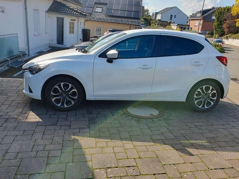 Weiß Gebraucht 2016 Mazda 2 Sports-Line Limousine | 9.590 € (Fairer Preis) - Bild 1/4