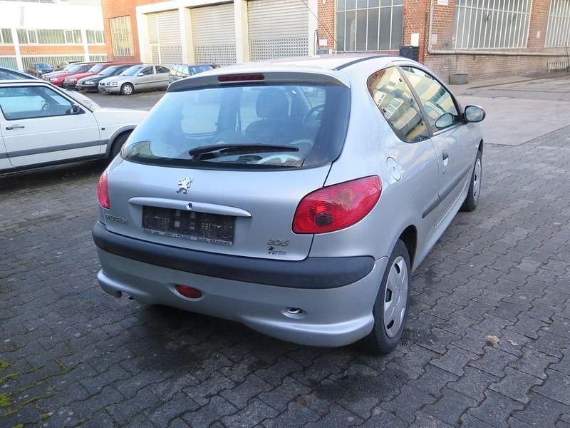 Gebraucht Peugeot 206 60 PS (44 kW) 2005 Silber Kleinwagen