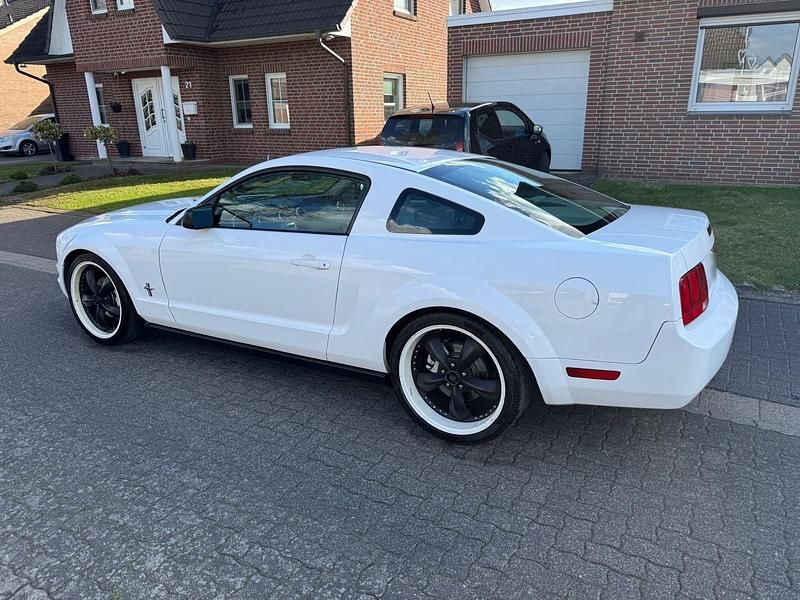 Gebraucht Ford Mustang 220 PS (161 kW) 2005 Weiß Coupé