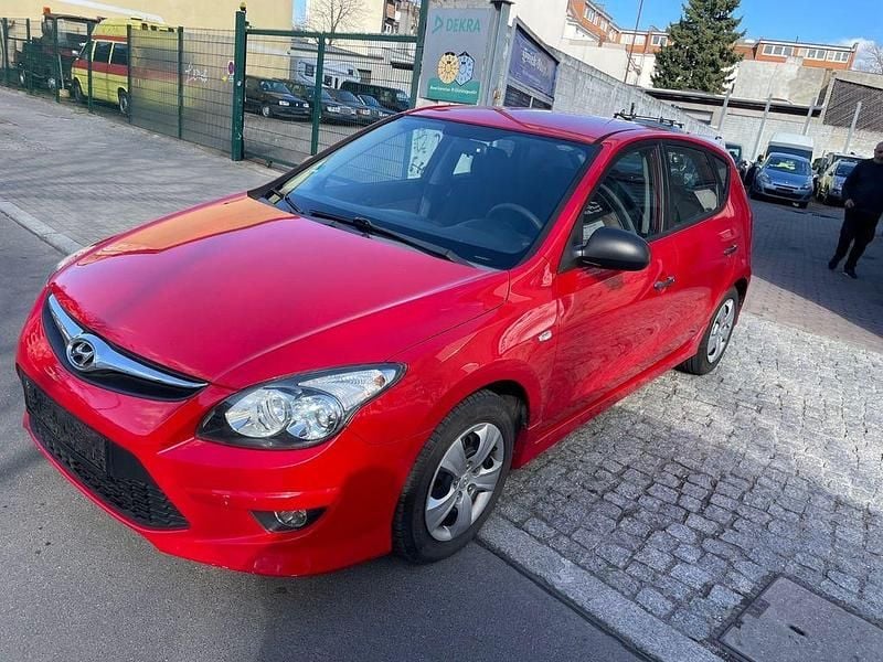 Gebraucht Hyundai i30 Edition+ 109 PS (80 kW) 2011 Rot Limousine