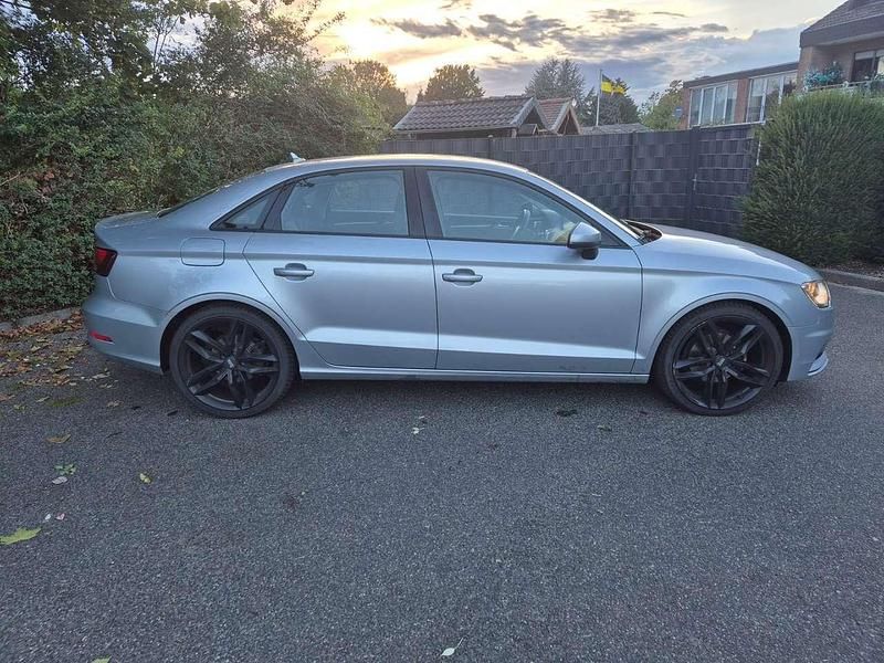 Grau Gebraucht 2015 Audi A3 Ambiente Limousine | 8.750 € (Superpreis) - Bild 1/4