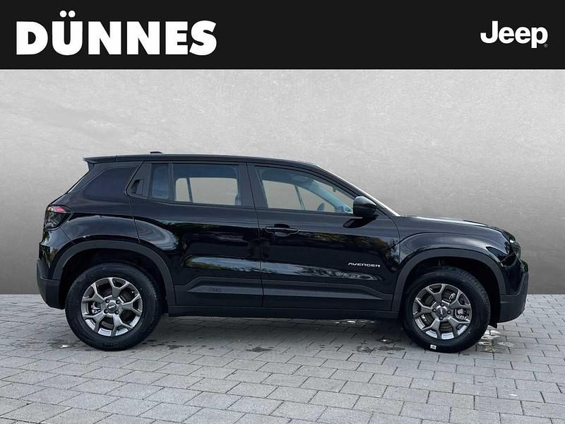 Neu Jeep Avenger EV Longitude 114 kW (156 PS) 2025 Schwarz (volcano black) SUV