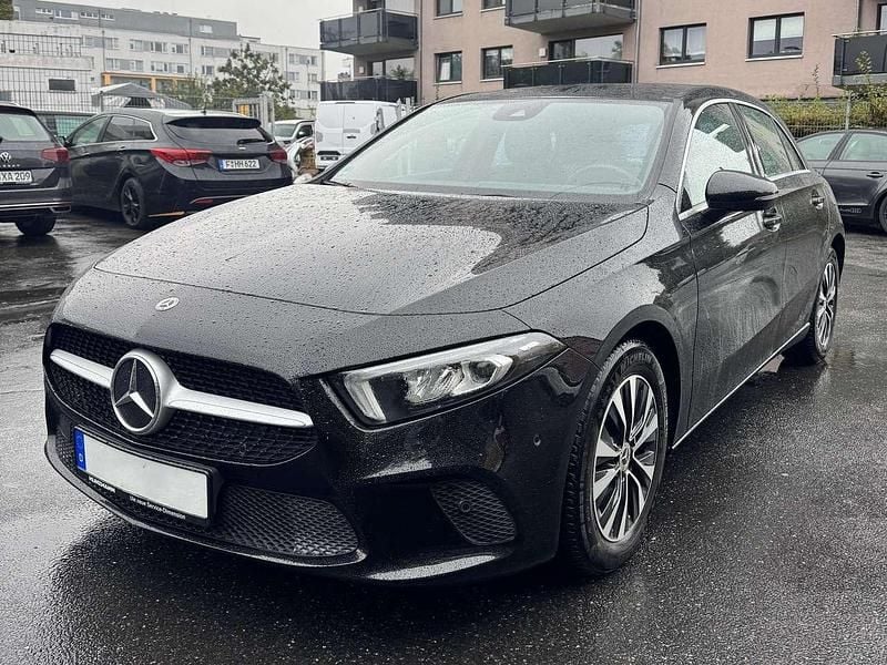 Nachtschwarz Gebraucht 2022 Mercedes A180 Kleinwagen | 22.900 € (Fairer Preis) - Bild 1/4