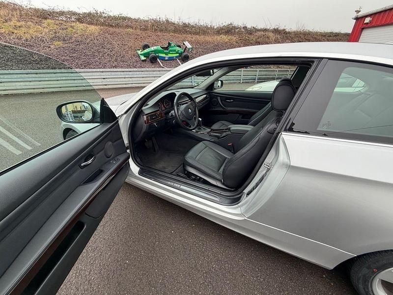 Gebraucht BMW 325 218 PS (160 kW) 2010 Silber Coupé