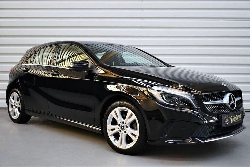 Schwarz Gebraucht 2018 Mercedes A180 Limousine | 15.990 € (Etwas zu teuer) - Bild 1/4