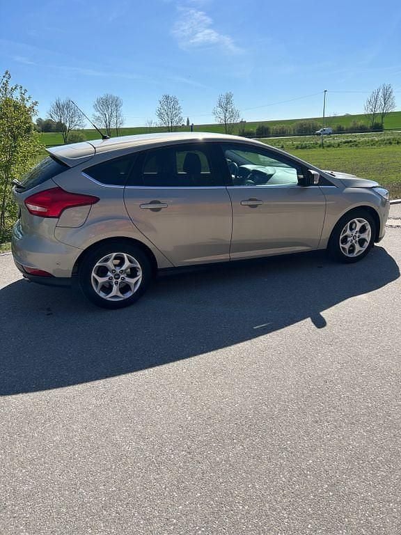 Używany Ford Focus Titanium 150 KM (110 kW) 2015 Złoty Sedan/Limuzyna