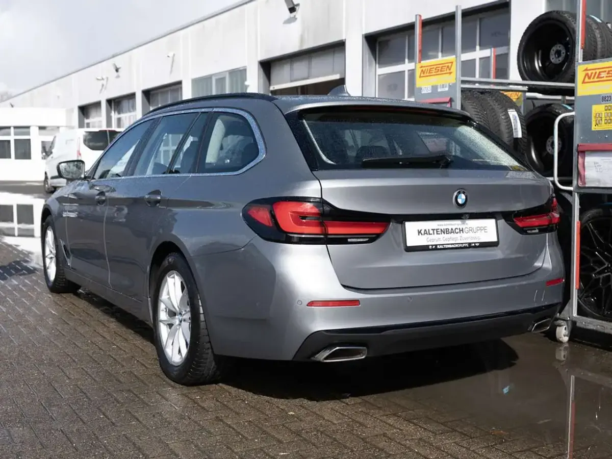 Używany BMW 520 190 KM (139 kW) 2023 Szary Kombi