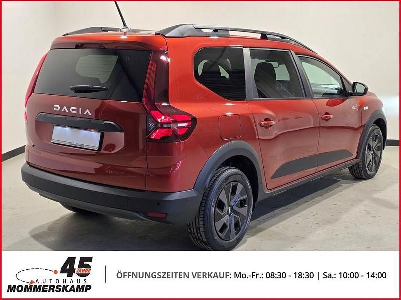 Neu Dacia Jogger Expression 101 PS (74 kW) 2025 Braun Van / Kleinbus