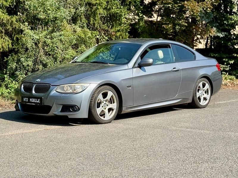 Spacegrau metallic Gebraucht 2011 BMW 330 Sport Line Coupé | 7.999 € - Bild 1/4
