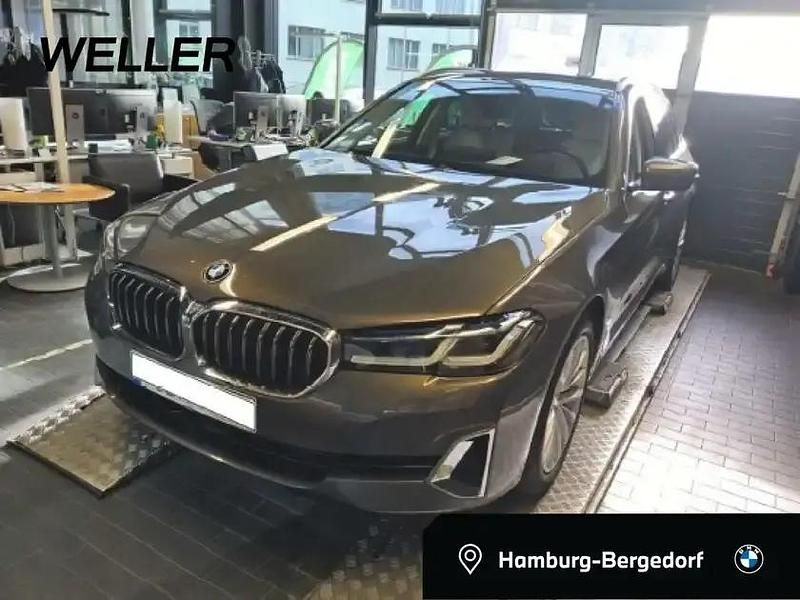 Alvitgrau (grau) Gebraucht 2022 BMW 540 Comfort Edition Kombi | 44.750 € (Superpreis) - Bild 1/4