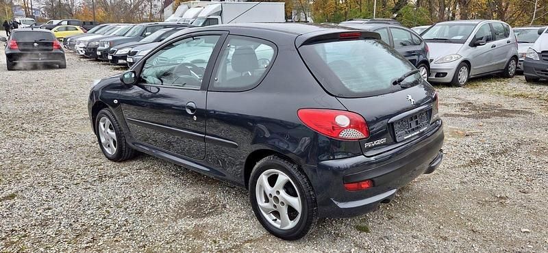 Gebraucht Peugeot 206+ Basis 60 PS (44 kW) 2011 Grau Kleinwagen