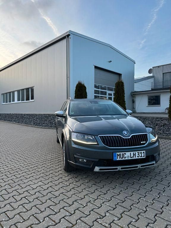 Gebraucht Skoda Octavia 184 PS (135 kW) 2015 Grau Kleinwagen