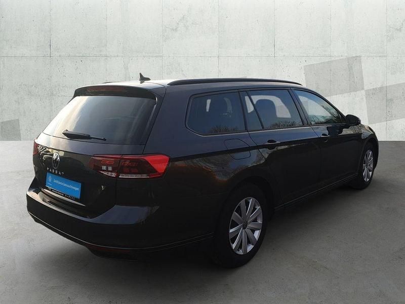 Gebraucht VW Passat Basis 150 PS (110 kW) 2022 Grau Limousine