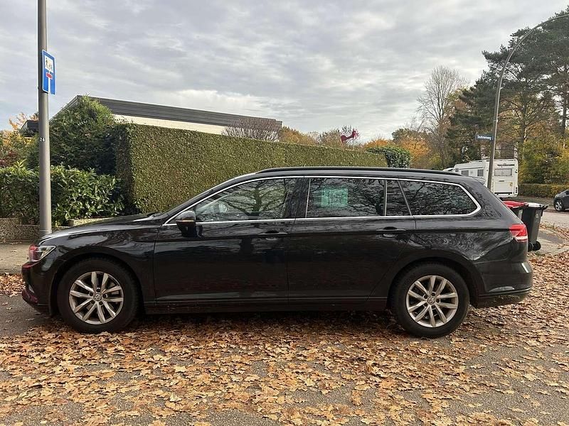 Schwarz Gebraucht 2016 VW Passat Comfortline Kombi | 18.000 € - Bild 1/4