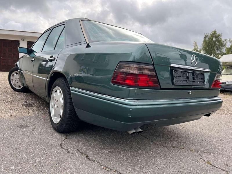 Używany Mercedes E300 147 KM (108 kW) 1990 Zielony Sedan/Limuzyna