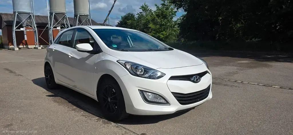 Gebraucht Hyundai i30 Edition 99 PS (72 kW) 2015 Weiß Limousine