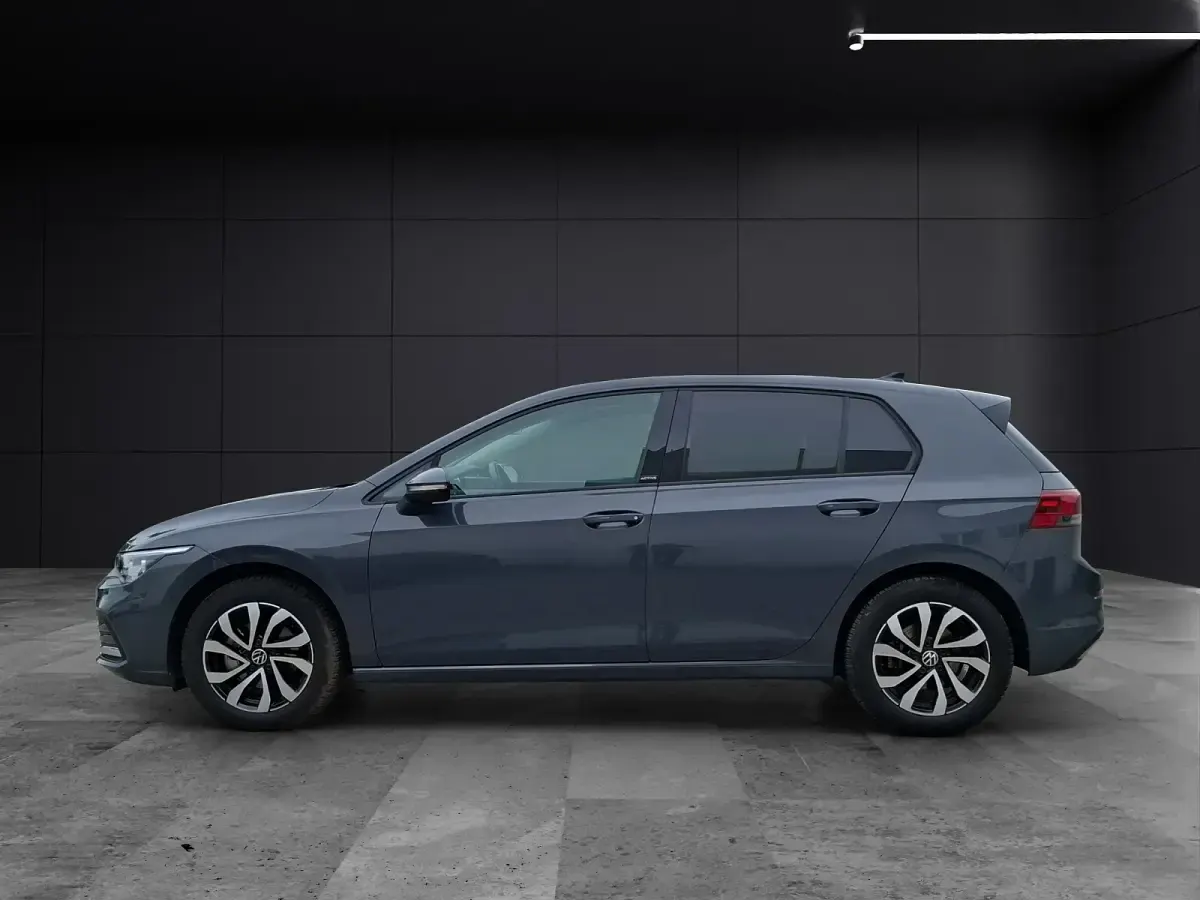 Gebraucht VW Golf VIII Active 150 PS (110 kW) 2023 Grau Limousine