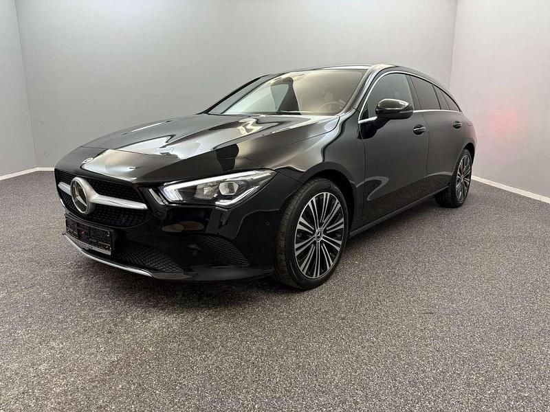 Nachtschwarz Gebraucht 2022 Mercedes CLA220 Limousine | 25.799 € (Superpreis) - Bild 1/4