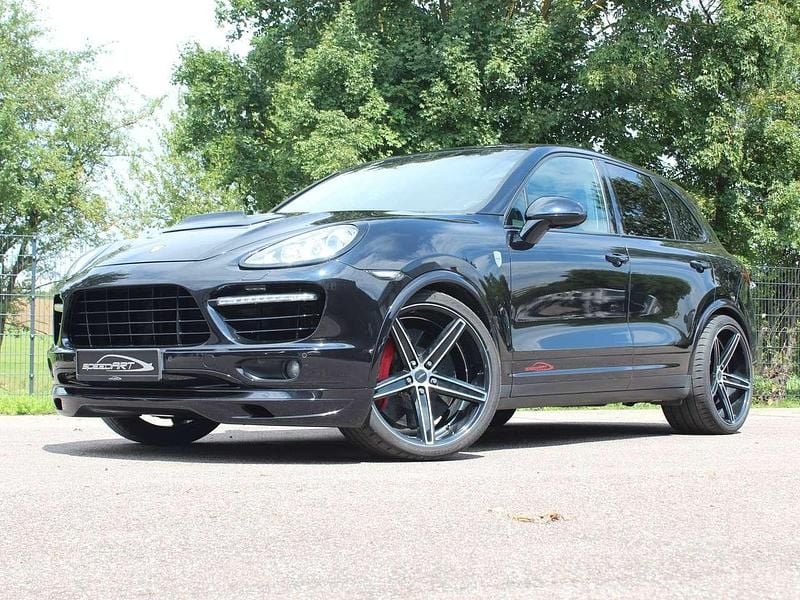 Tiefschwarzmetallic Gebraucht 2013 Porsche Cayenne Turbo SUV | 32.958 € (Fairer Preis) - Bild 1/4