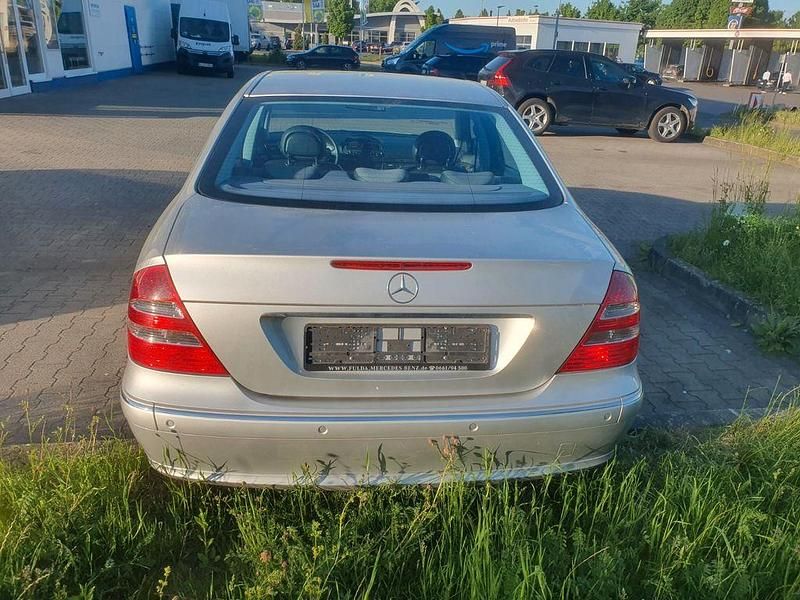Silber Gebraucht 2003 Mercedes E200 Avantgarde Limousine | 2.800 € (Guter Preis) - Bild 1/4