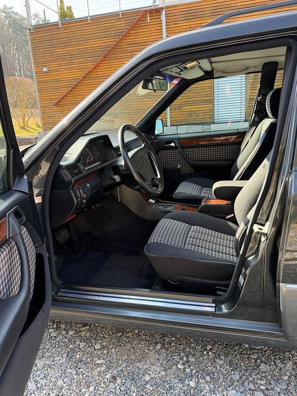 Gebraucht Mercedes 320 220 PS (161 kW) 1993 Schwarz Kombi