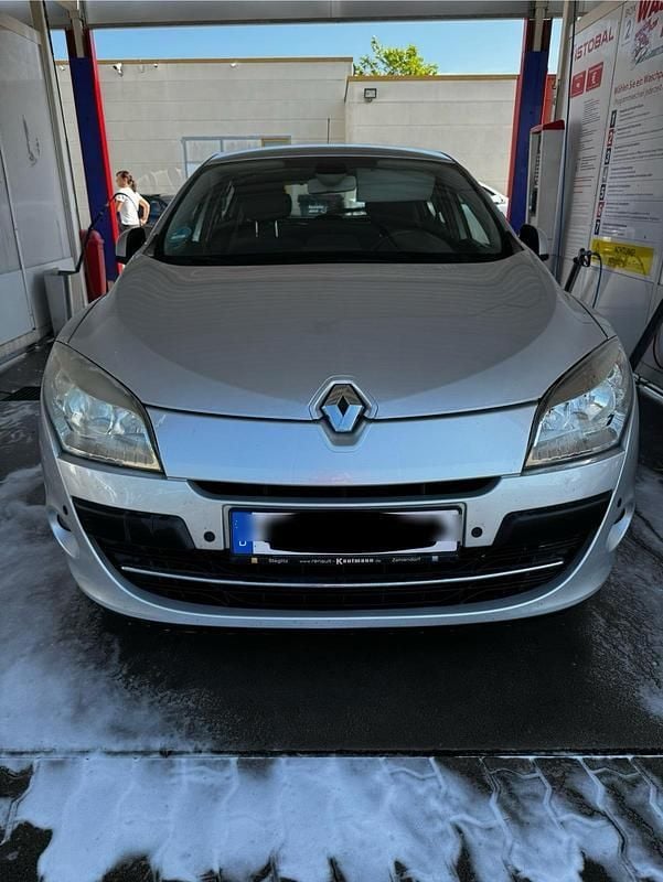 Silber Gebraucht 2025 Renault Mégane IV Limousine | 5.000 € - Bild 1/4