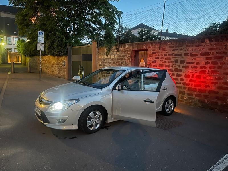 Grau Gebraucht 2012 Hyundai i30 Limousine | 3.999 € - Bild 1/4
