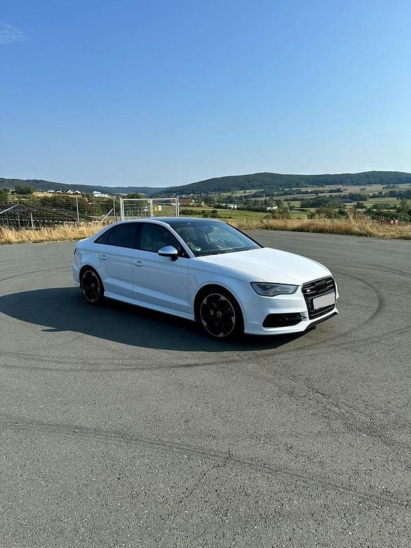 Weiß Gebraucht 2015 Audi S3 Comfort Limousine | 23.499 € (Fairer Preis) - Bild 1/4