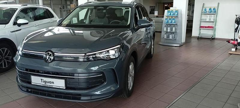 Grau Neu 2025 VW Tiguan Life SUV | 40.770 € (Superpreis) - Bild 1/4