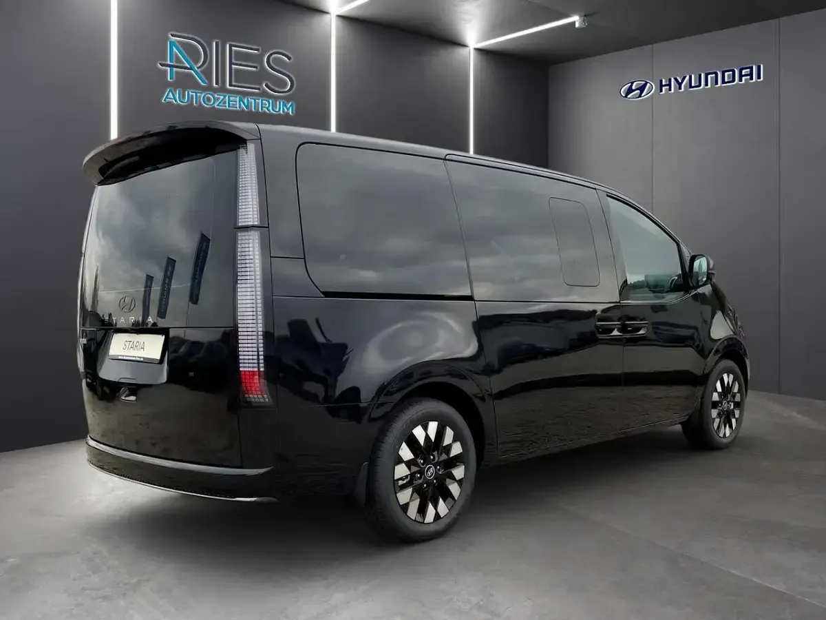 Neu Hyundai Staria Signature 224 PS (164 kW) 2025 Schwarz Van / Kleinbus