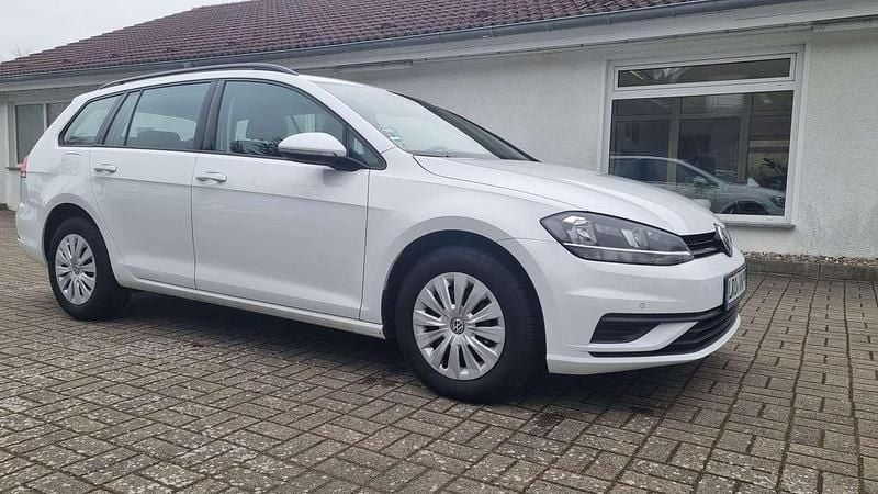 Pure white Gebraucht 2019 VW Golf VII Trendline Kombi | 12.299 € (Fairer Preis) - Bild 1/4