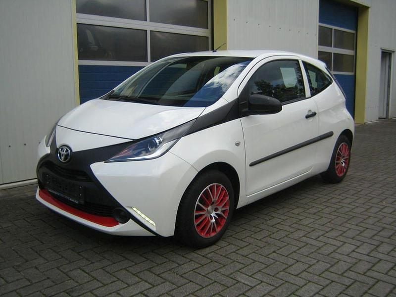Weiß Gebraucht 2016 Toyota Aygo Kleinwagen | 6.990 € (Fairer Preis) - Bild 1/4