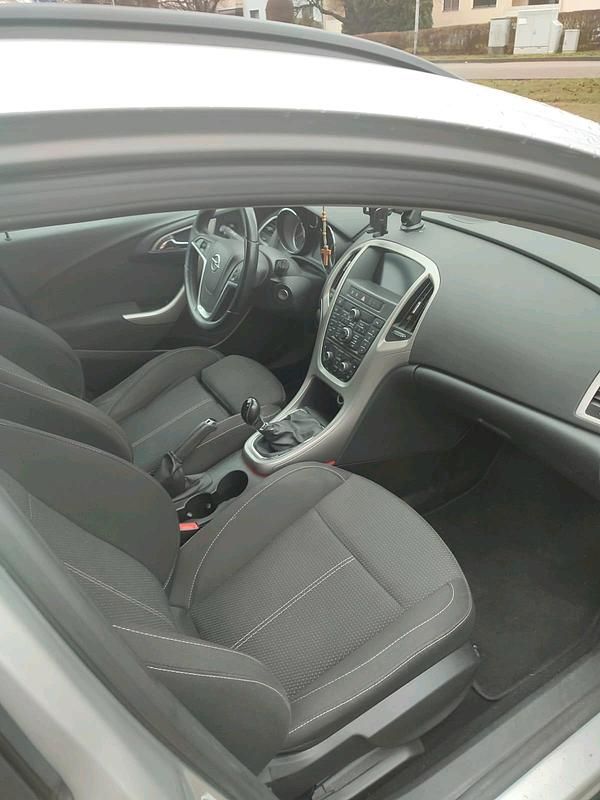 Gebraucht Opel Astra 110 PS (80 kW) 2011 Silber Kombi