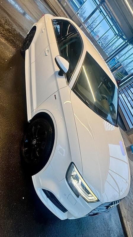 Weiß Gebraucht 2017 Audi A3 S-Line Limousine | 14.000 € - Bild 1/4