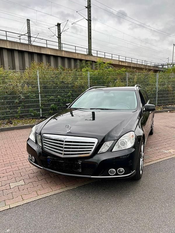 Schwarz Gebraucht 2010 Mercedes E200 Kombi | 6.000 € (Superpreis) - Bild 1/4