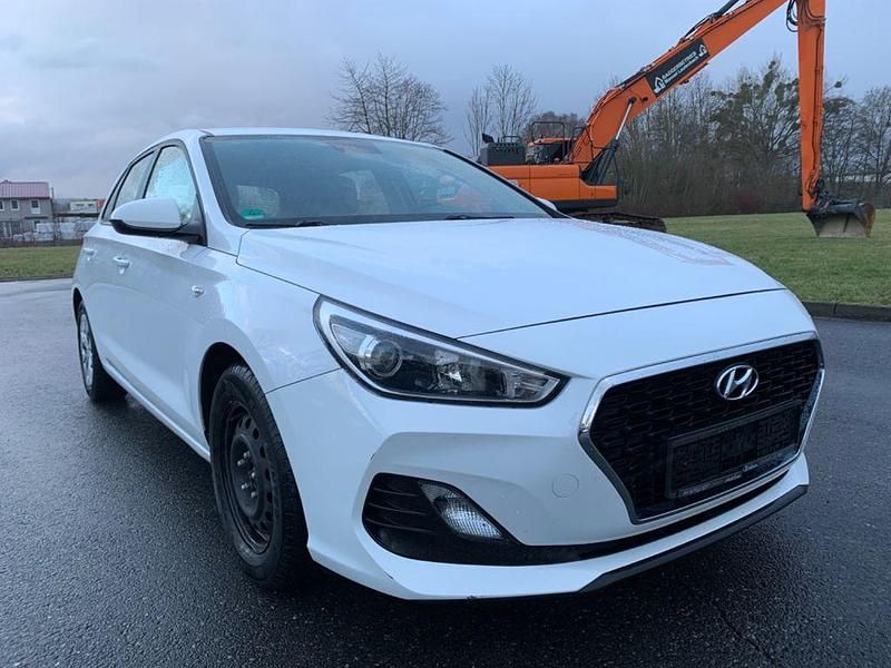 Gebraucht Hyundai i30 Trend 100 PS (73 kW) 2018 Weiß Limousine