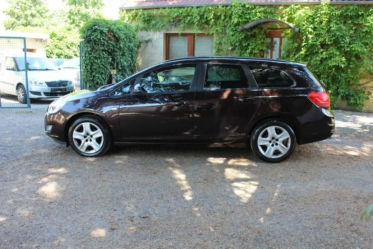 Gebraucht Opel Astra Design Edition 140 PS (102 kW) 2011 Braun Kombi