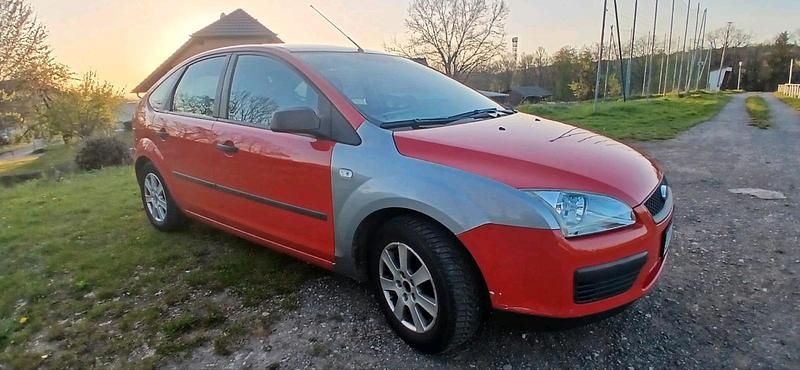 Brugt Ford Focus 80 HK (58 kW) 2005 Rød Sedan