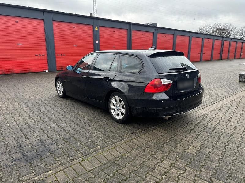 Gebraucht BMW 320 163 PS (119 kW) 2007 Schwarz Kombi