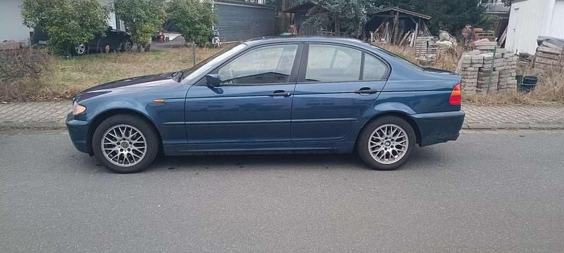 Blau Gebraucht 2004 BMW 318 Limousine | 1.000 € (Superpreis) - Bild 1/4