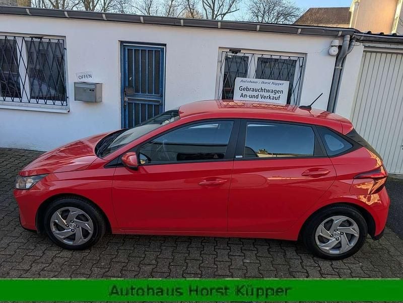 Gebraucht Hyundai i20 Select 84 PS (61 kW) 2021 Tomato red / sol Kleinwagen