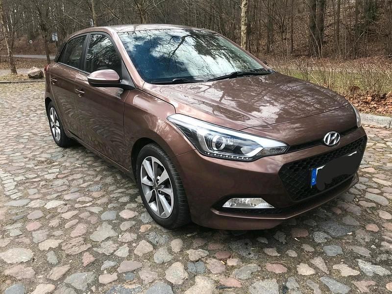 Gebraucht Hyundai i20 84 PS (61 kW) 2015 Braun Kleinwagen