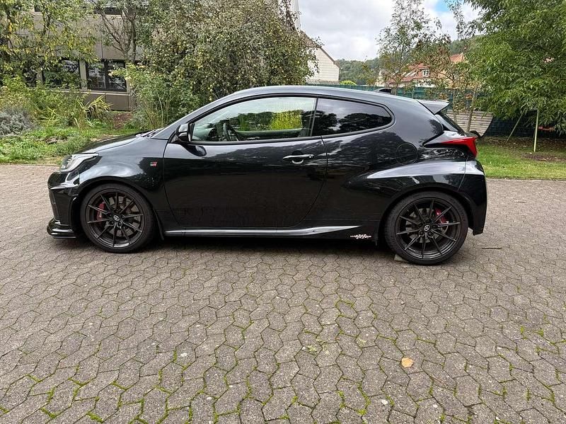 Schwarz Gebraucht 2024 Toyota Yaris Limousine | 43.900 € (Etwas zu teuer) - Bild 1/4