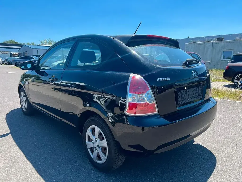 Gebraucht Hyundai Accent 97 PS (71 kW) 2010 Schwarz Limousine